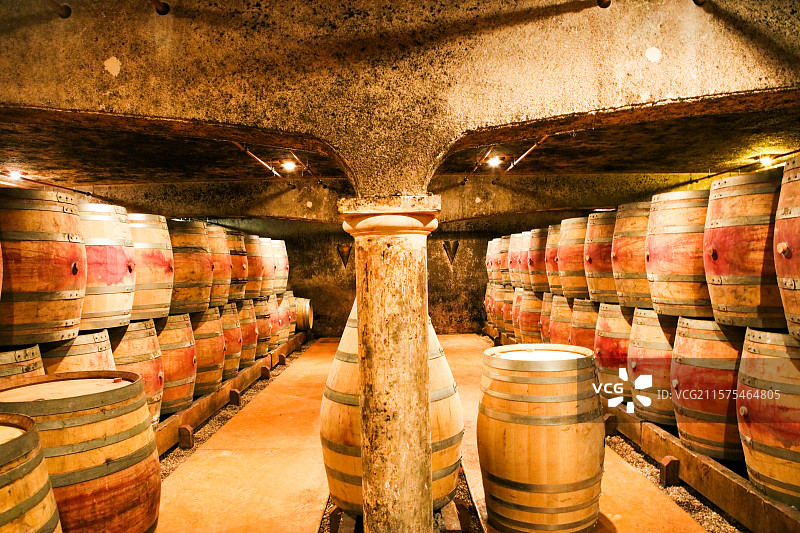 法国葡萄酒知名产区波尔多众多酒窖及橡木桶图片素材