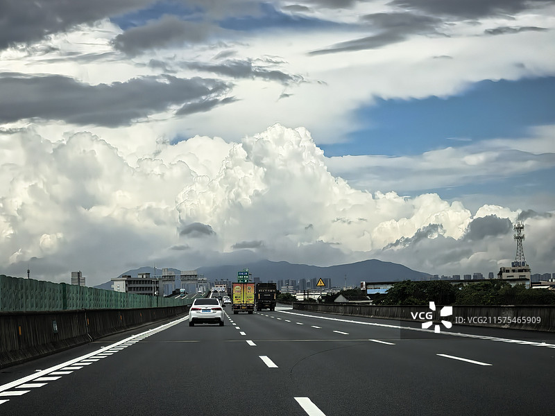 蓝天白云下的高速公路图片素材