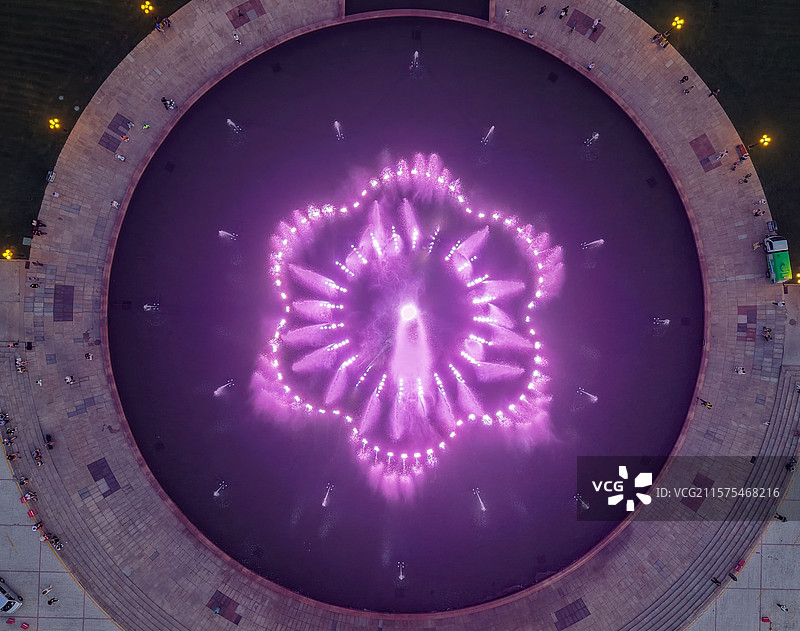 青岛西海岸政府喷泉秀图片素材