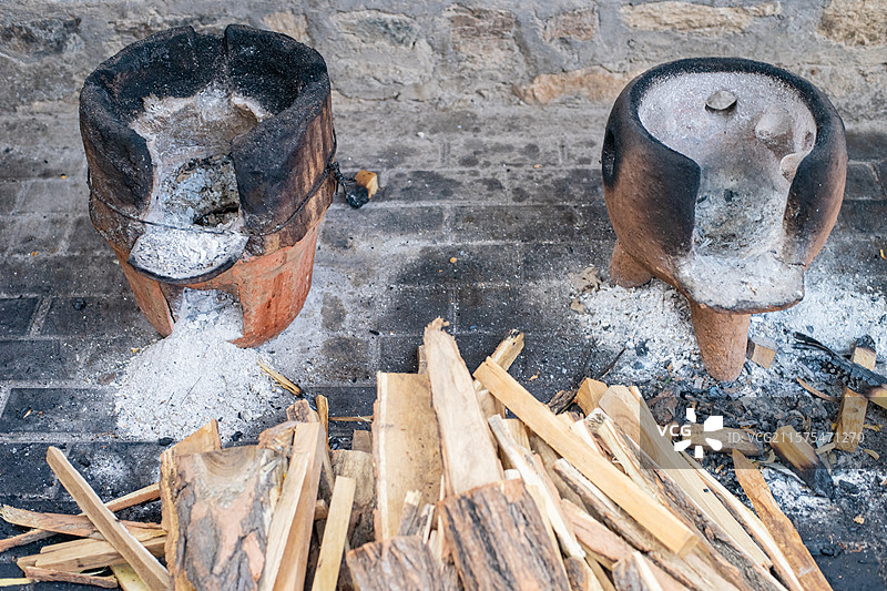中国农家乐餐饮行业拍摄主题，传统泥巴制作的柴火炉子上，户外白昼无人图像摄影图片素材