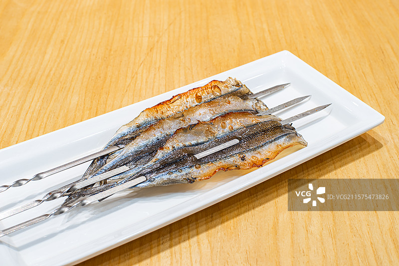 中国餐饮行业饮食产业，传统经典中国食品，一盘子烧烤马步鱼烤鱼，室内无人图像图片素材