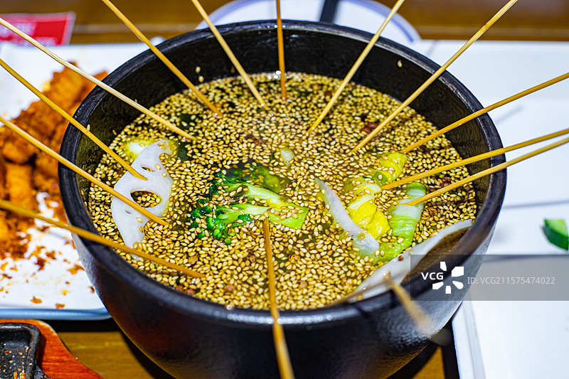 中国餐饮行业饮食产业，传统经典中国食品，钵钵鸡冷串一碗油泼辣子和各种串串香，室内无人图像图片素材