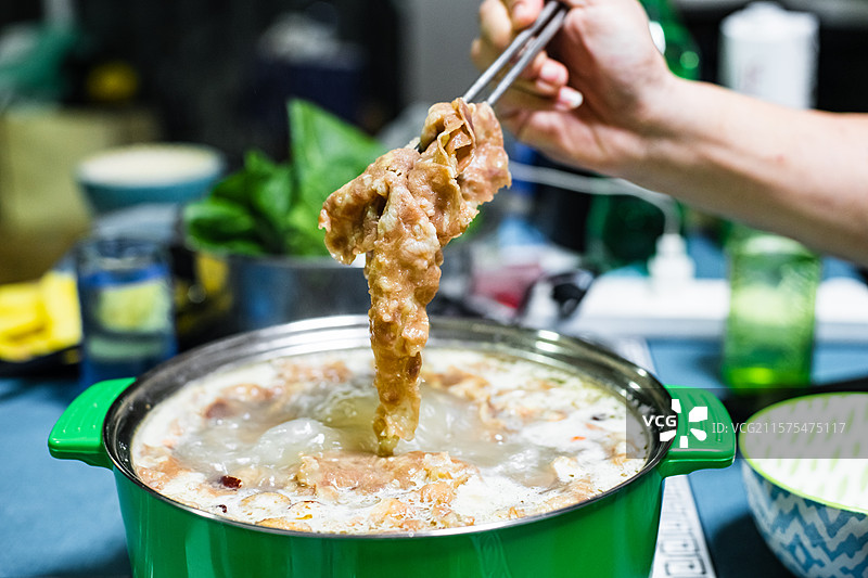 中国饮食产业拍摄主题，沸腾电锅火锅涮羊肉和各种火锅底料材料香料，室内一个人图像摄影图片素材