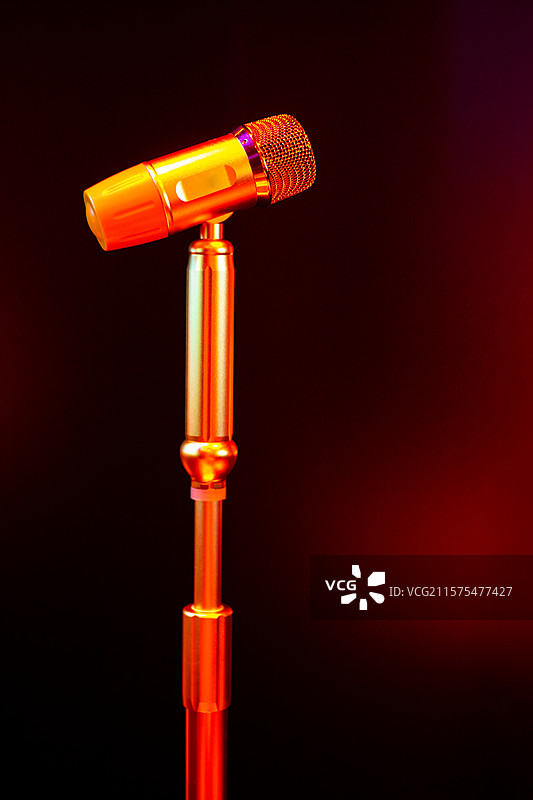 中国休闲娱乐拍摄主题，KTV里的立式麦克风金属话筒和背景的电视机屏幕，室内无人图像摄影图片素材