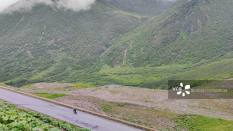川西的孤独行者图片素材