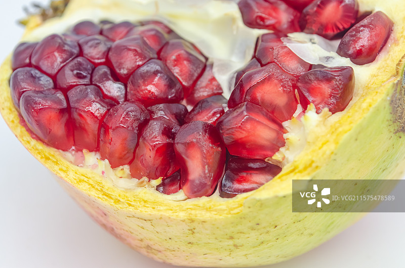 中国野生植物影棚拍摄拍摄主题，裂开的石榴，紫色的石榴籽，室内无人图像摄影图片素材