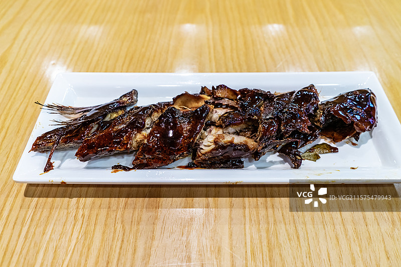 中国饮食产业拍摄主题，餐桌上摆放着一盘子红烧五香鲅鱼主菜，室内无人图像摄影图片素材