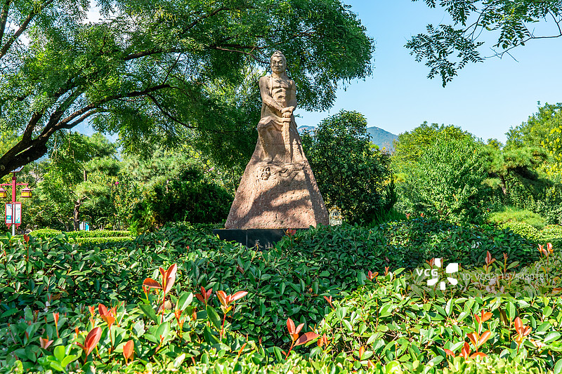 中国山东泰安著名景点泰山旅游风景区，岱庙行宫的泰山石敢当雕刻，户外白昼无人图像摄影图片素材