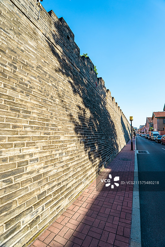 中国山东泰安著名景点泰山旅游风景区，岱庙行宫沧桑而高大的城墙和路边的马路，户外白昼无人图像摄影图片素材