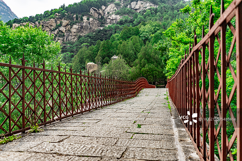 中国自然风光拍摄主题，山东泰安泰山黑龙潭老龙窝长寿桥阴阳界风景区，延伸石板路，户外白昼无人图像摄影图片素材
