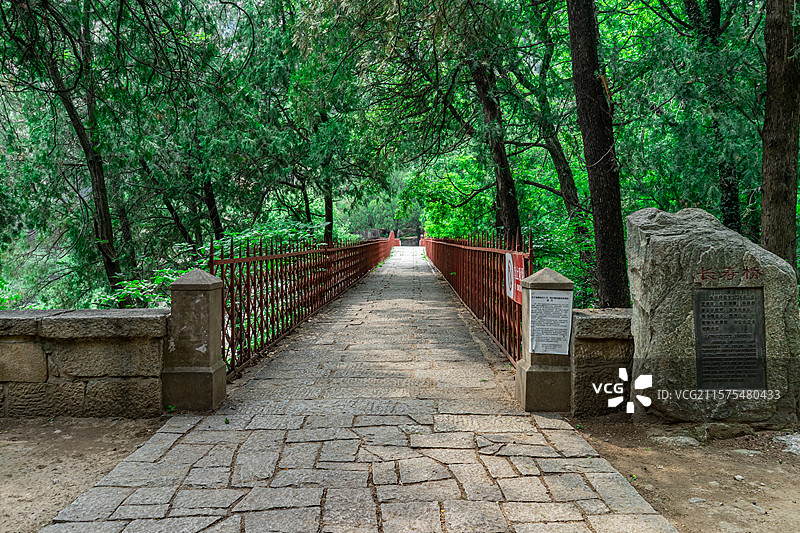 中国自然风光拍摄主题，山东泰安泰山黑龙潭老龙窝长寿桥阴阳界风景区，延伸石板路，户外白昼无人图像摄影图片素材