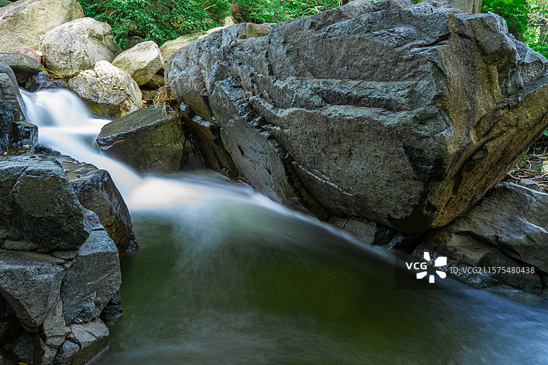 中国山东省泰安市泰山区泰山旅游景区著名景点，山谷里清澈的溪流和瀑布，户外白昼无人图像摄影图片素材