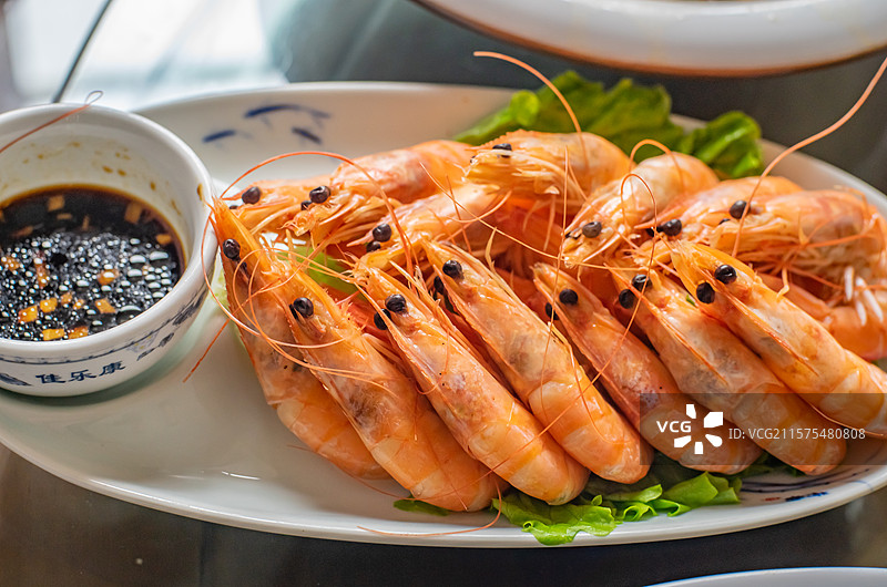 中国餐饮行业饮食产业，传统经典中国食品，美食拍摄主题，一盘子清蒸大虾和蘸料，室内无人图像图片素材