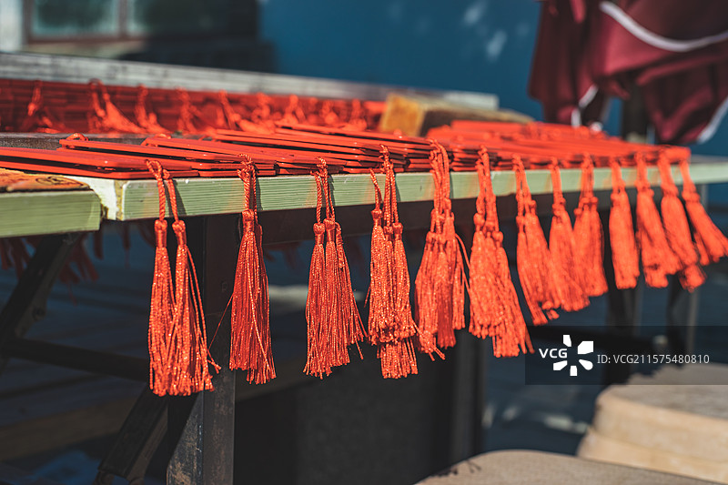 中国传统文化和自然风光拍摄主题  ,桌子上摆放着大量红色空白的许愿牌子，户外白昼无人图像摄影图片素材