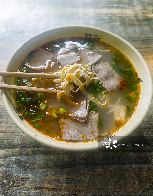 餐桌上的一碗正宗安徽淮南牛肉汤美食小吃特写镜头图片素材