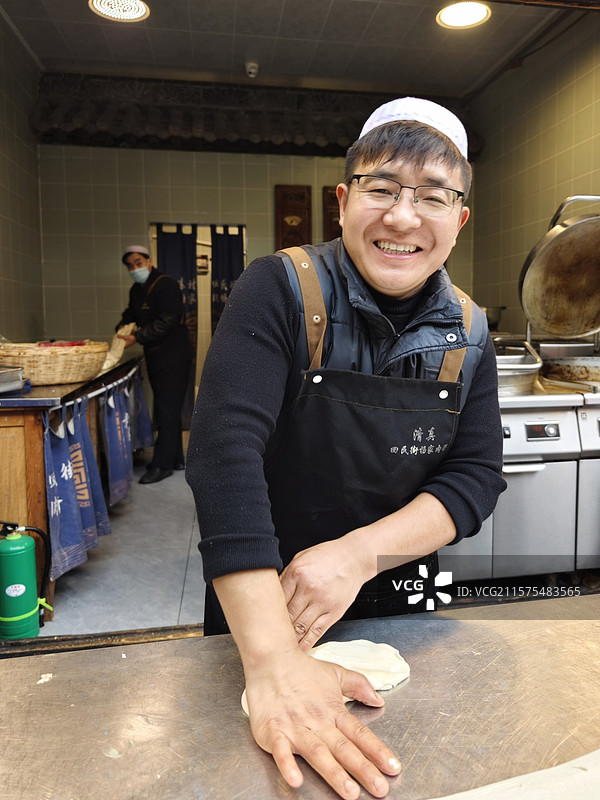 肉饼店老板西安咸阳袁家村回民街杨家肉饼店图片素材