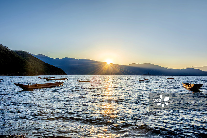 中国云南丽江宁蒗泸沽湖女神湾落日风光图片素材