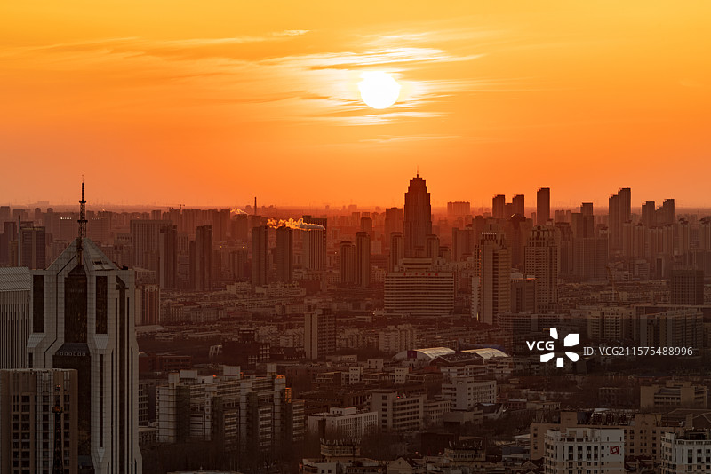 夕阳下的城市天际线图片素材