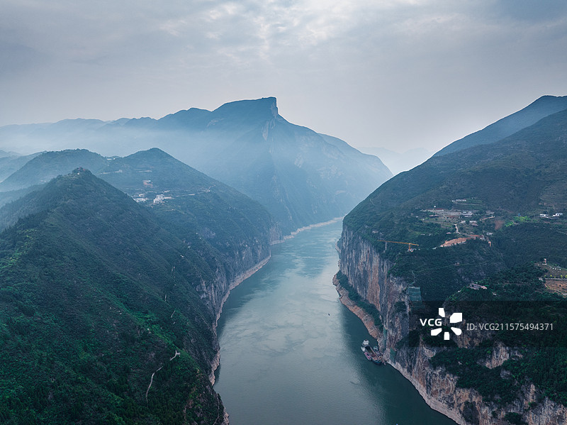 烟雨云雾中的长江三峡之瞿塘峡风光图片素材
