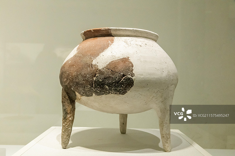 陕西考古博物馆陶鼎前仰韶文化时期距今8000-6800年1995年临潼零口遗址T6图片素材