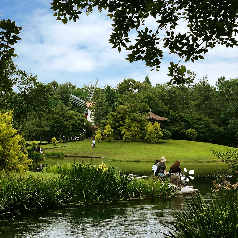 杭州 太子湾公园 三五好友在太子湾公园休憩玩耍 非常惬意舒适图片素材