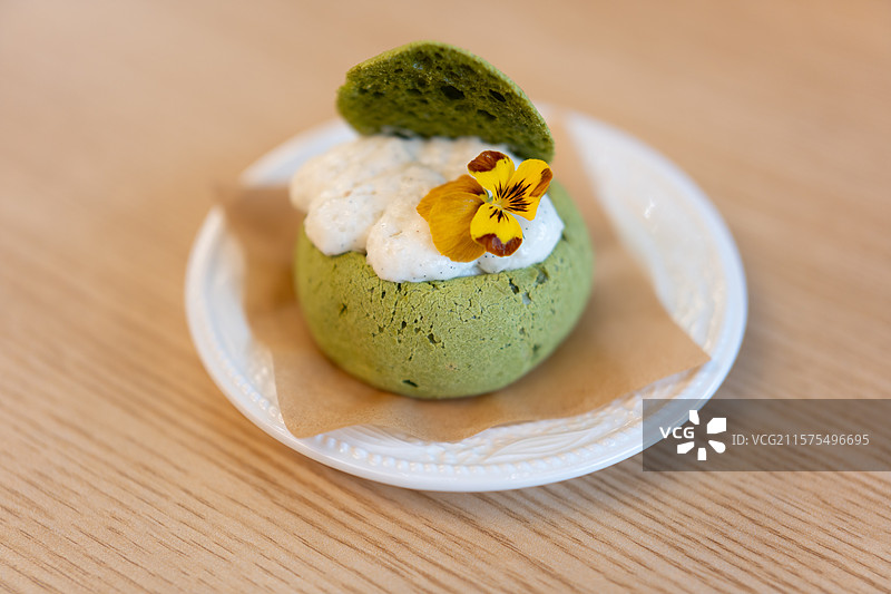 暖色调的烘焙餐厅店铺内的抹茶蛋糕甜点特写图片素材