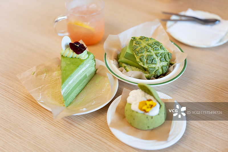 暖色调的烘焙餐厅店铺内的抹茶蛋糕甜点特写图片素材