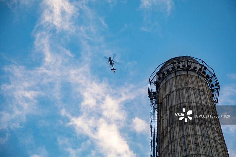 飞机在多云天空中飞行的低角度视图图片素材