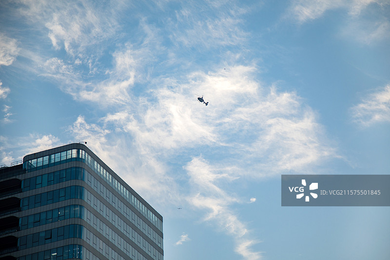飞机在蓝天下飞行的低角度视图图片素材