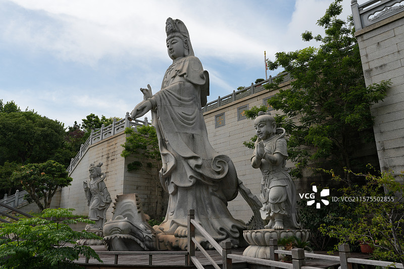 温州市洞头区中普陀寺观音菩萨与侍者造像图片素材