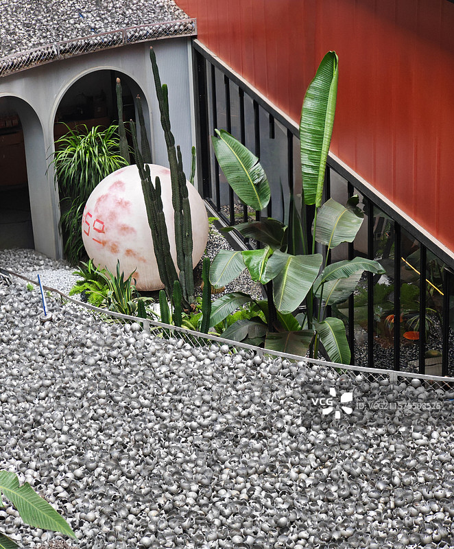 建筑里的生态小景银石铺地拱门将绿植与球体框成趣景，建筑棱角间藏着自然生机，混搭是丛林里生态趣味图片素材