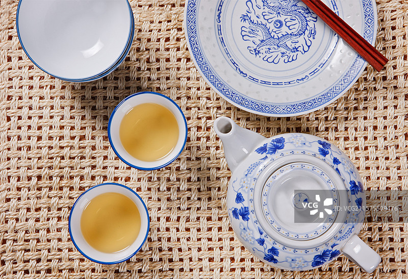 带有龙图案的茶具图片素材