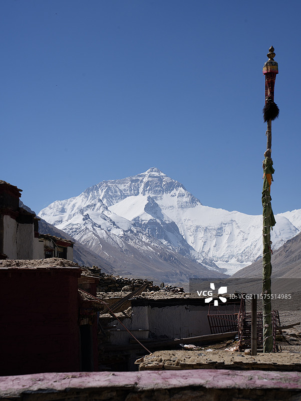 绒布寺的塔钦与珠穆朗玛峰图片素材