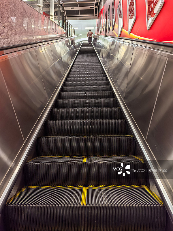 地铁站商场里的电动扶梯，台阶楼梯图片素材