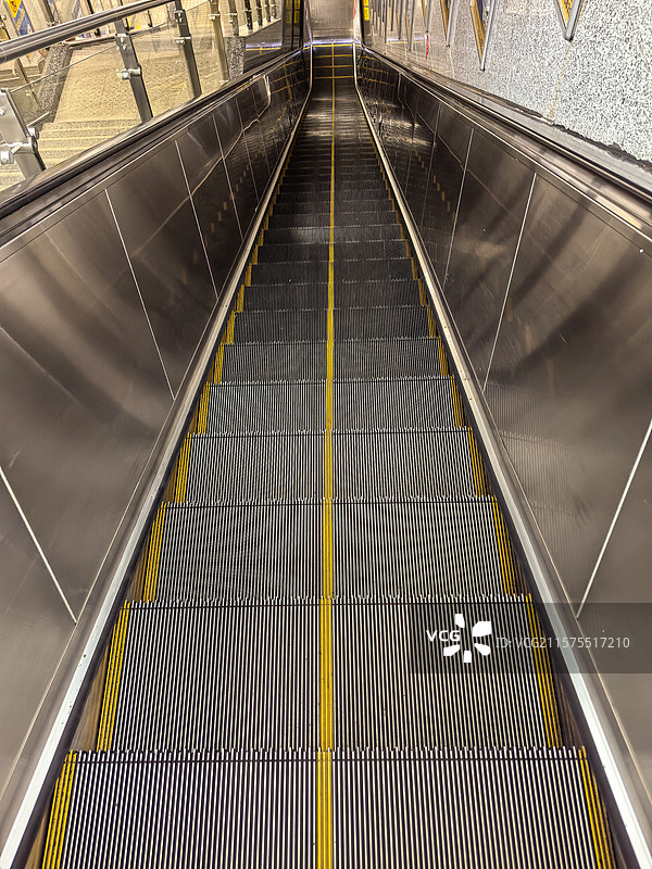 地铁站商场里的电动扶梯，台阶楼梯图片素材