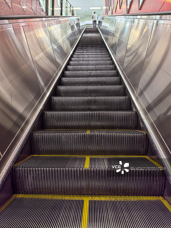 地铁站商场里的电动扶梯，台阶楼梯图片素材