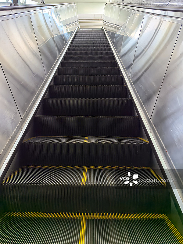 地铁站商场里的电动扶梯，台阶楼梯图片素材