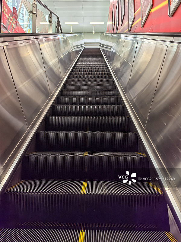 地铁站商场里的电动扶梯，台阶楼梯图片素材