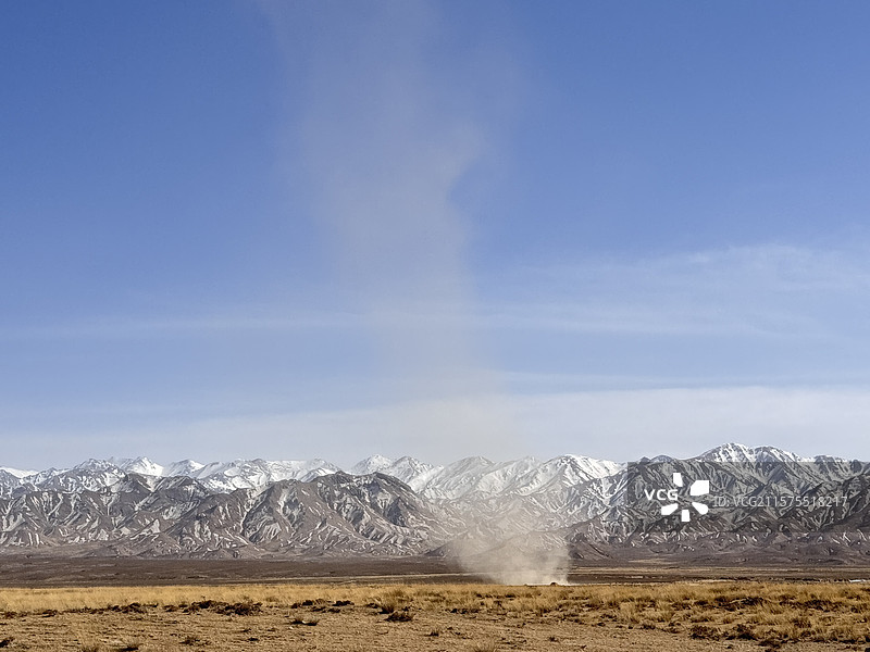 昆仑山下的龙卷风图片素材