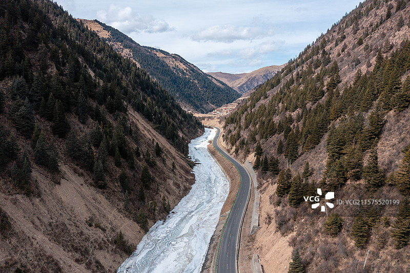四川川西甘孜雅砻江冬季航拍风光图片素材