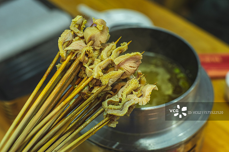 中国餐饮行业饮食产业，传统经典中国食品，美食拍摄主题，一锅涮肚毛肚，室内无人图像图片素材