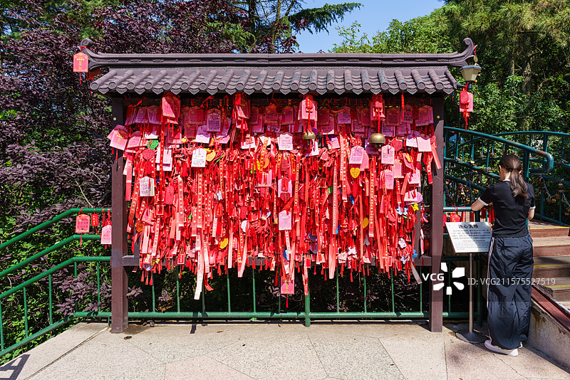 心愿墙上的祈福红丝带图片素材