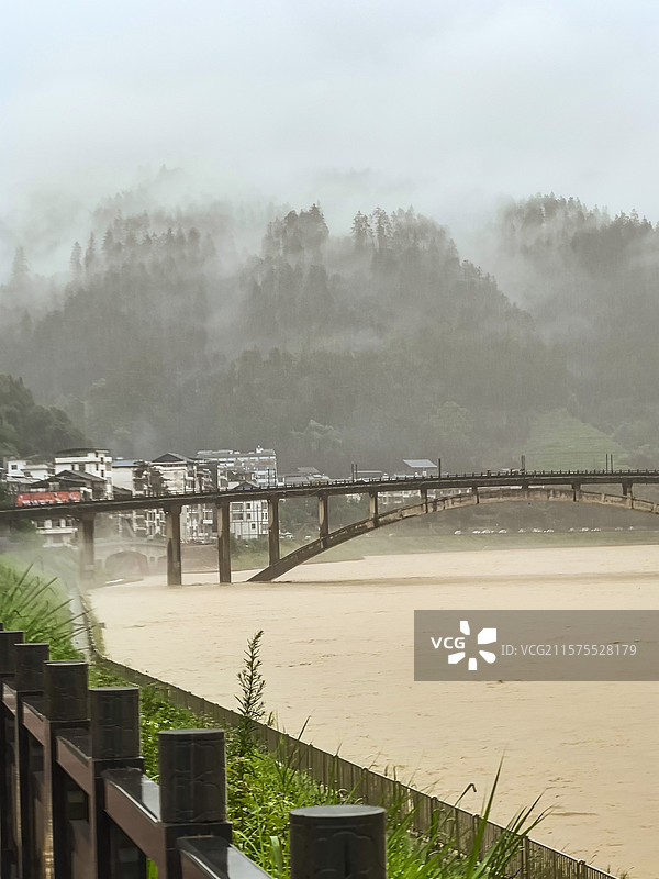 中国·贵州省黔东南州从江县大榕树，雨季的都柳江，鼓楼，云雾缭绕图片素材