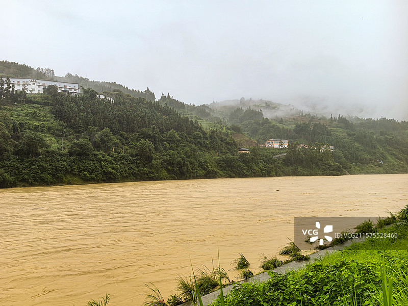 中国·贵州省黔东南州从江县大榕树，雨季的都柳江，鼓楼，云雾缭绕图片素材