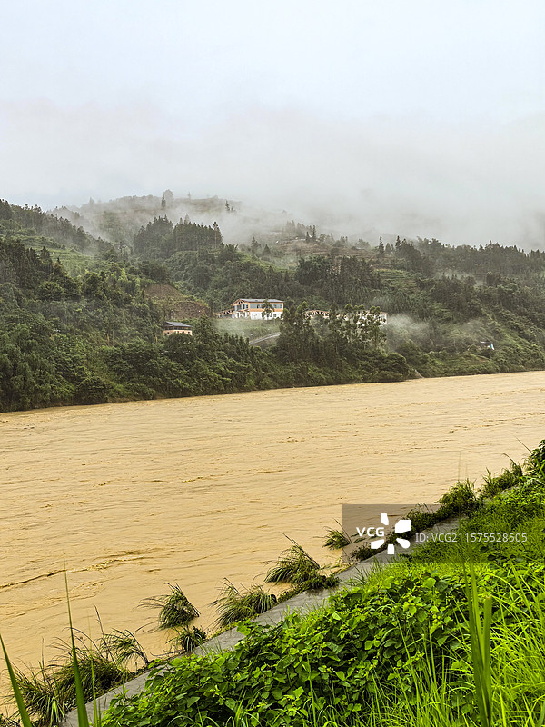 中国·贵州省黔东南州从江县大榕树，雨季的都柳江，鼓楼，云雾缭绕图片素材