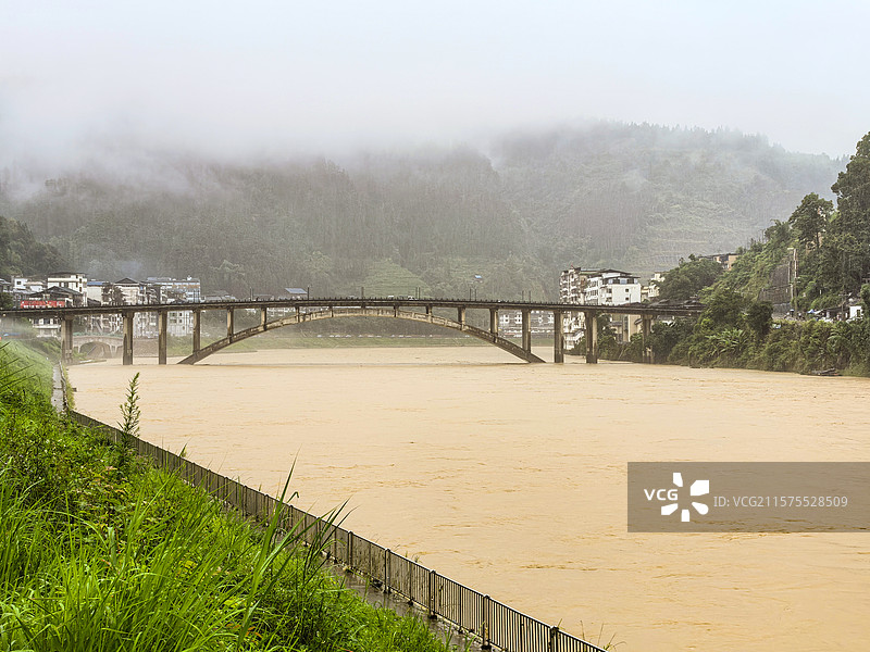 中国·贵州省黔东南州从江县大榕树，雨季的都柳江，鼓楼，云雾缭绕图片素材