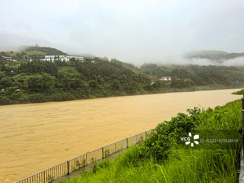 中国·贵州省黔东南州从江县大榕树，雨季的都柳江，鼓楼，云雾缭绕图片素材