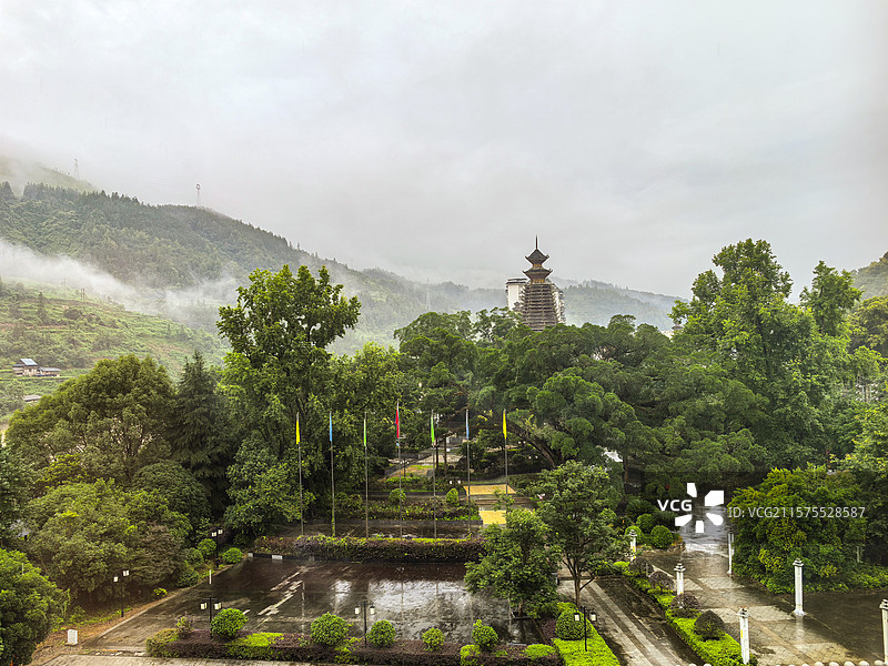 中国·贵州省黔东南州从江县大榕树，雨季的都柳江，鼓楼，云雾缭绕图片素材