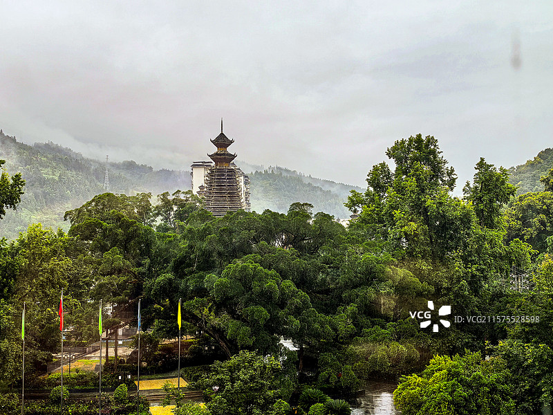 中国·贵州省黔东南州从江县大榕树，雨季的都柳江，鼓楼，云雾缭绕图片素材