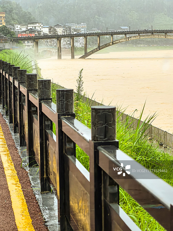 中国·贵州省黔东南州从江县大榕树，雨季的都柳江，鼓楼，云雾缭绕图片素材